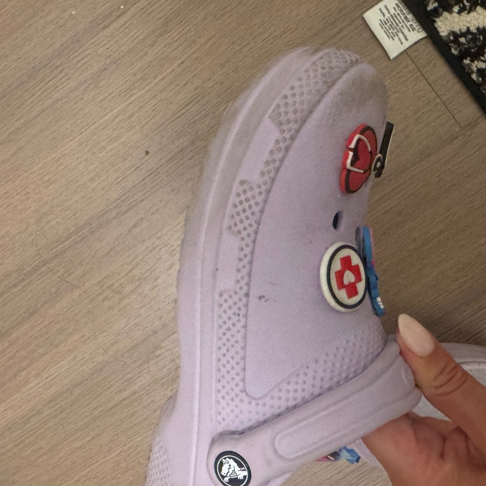 CROCS in Soft Purple with inside fur - Picture 3 of 8